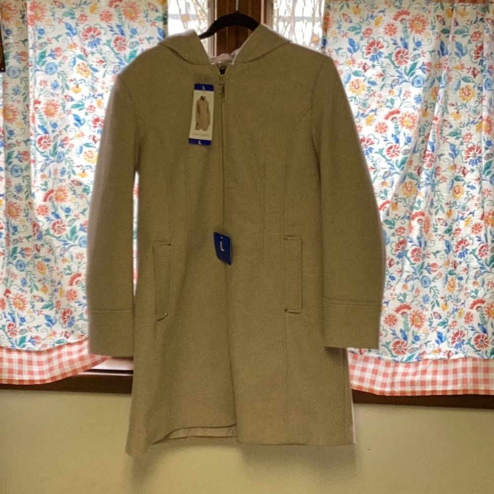 Vince Camuto Cream Coat with Streamlined Design and Elegant Length